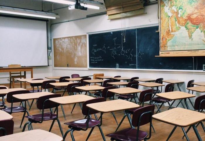 empty classroom, desks in a classroom