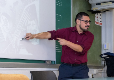 Marcelo Fuentes teaching at a whitescreen